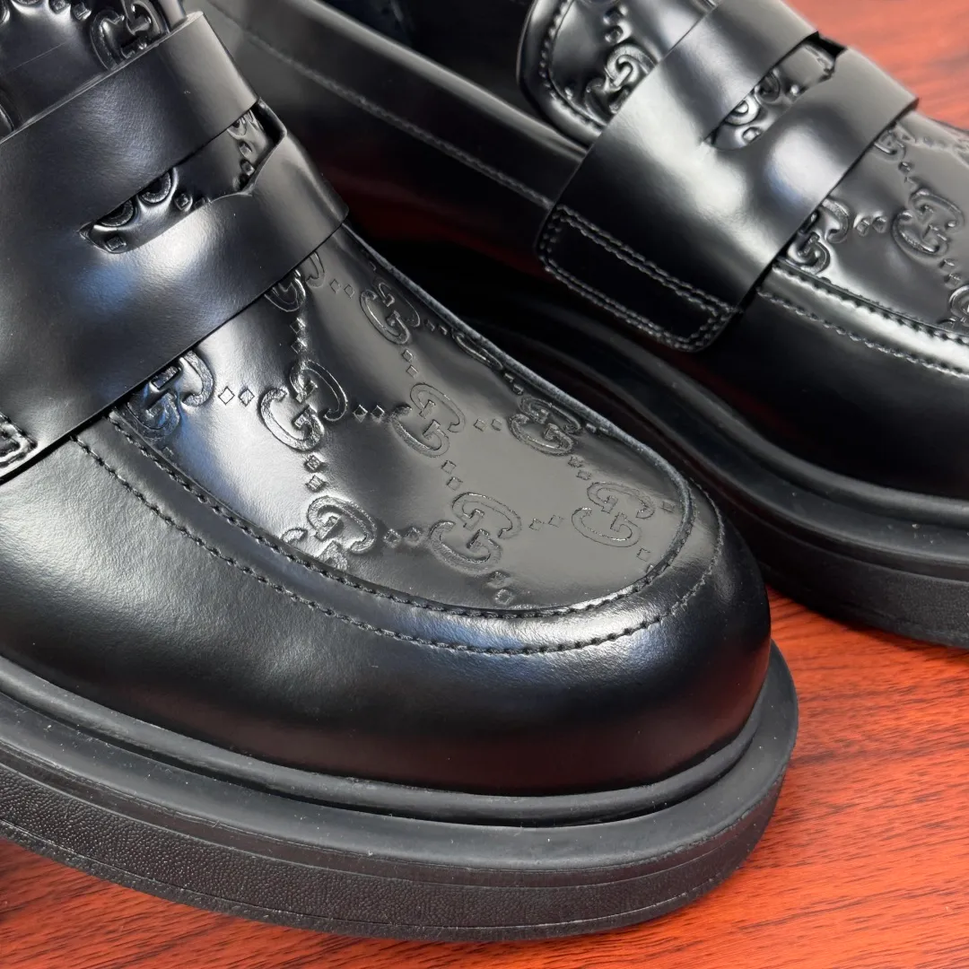 Batch 780 Gucci/Gucci new men's loafers with GG details, thick-soled slip-ons! The design of this men's lace-up shoe is rooted in the brand's heritage. It is carefully crafted from high-quality calfskin/open-edge beaded cowhide/suede cowhide. It is made of various leather types and is embellished with GG printed embossed suede leather details, which pays homage to Gucci's classic monogram. The rubber sole with GG pattern adds a modern touch to the design. Classic and simple sponge cake style design. European and American classic version, full calfskin lining. The overall upper texture is soft. The lining is comfortable and breathable. 2CM thickened soft rubber sole, easy to control. Versatile and stylish on the foot. Available in multiple colors to meet different matching needs. Full package! Size: 39-40-41-42-43-44 Leather shoe size (can be customized to 38.45.46) Item number: 7826 Loafers Open edge beads